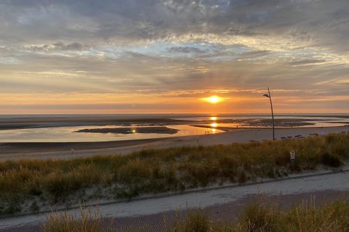 Borkum Ferienwohnung Meerblick Appartement "Schöne Aussichten" - Sonnenuntergang vor Haus Seeblick
