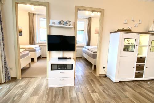 Borkum Ferienwohnung Meerblick Appartement "Schöne Aussichten" - Wohnzimmer mit Zugang zu den Schlafzimme