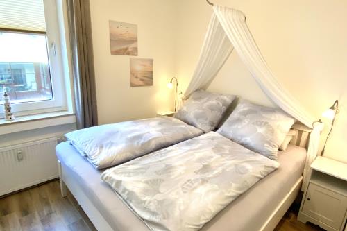 Borkum Ferienwohnung Meerblick Appartement "Schöne Aussichten" - 1. Schlafzimmer mit Doppelbett