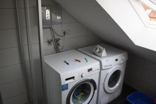 Borkum Ferienhaus Dat Rosenhuus - Waschmaschine/Trockner Bad 2. OG