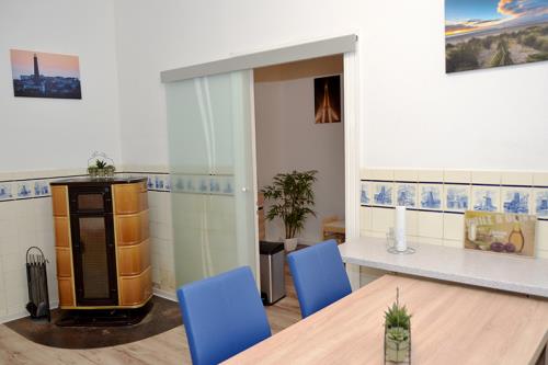 Borkum Ferienwohnung Ferienappartements Süderstraße - Appartement 85 - Küche mit DECO Ofen 1900 Jahrhundert