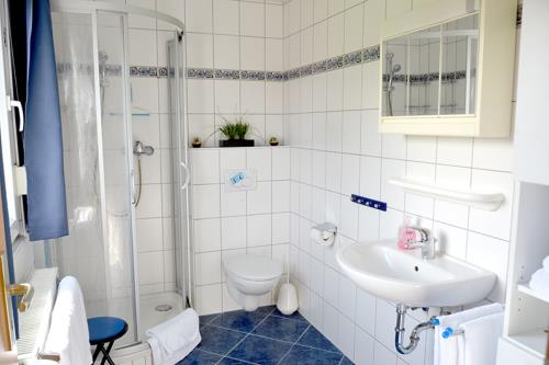 Borkum Ferienhaus Daheim - Dusche-WC 1 von 2