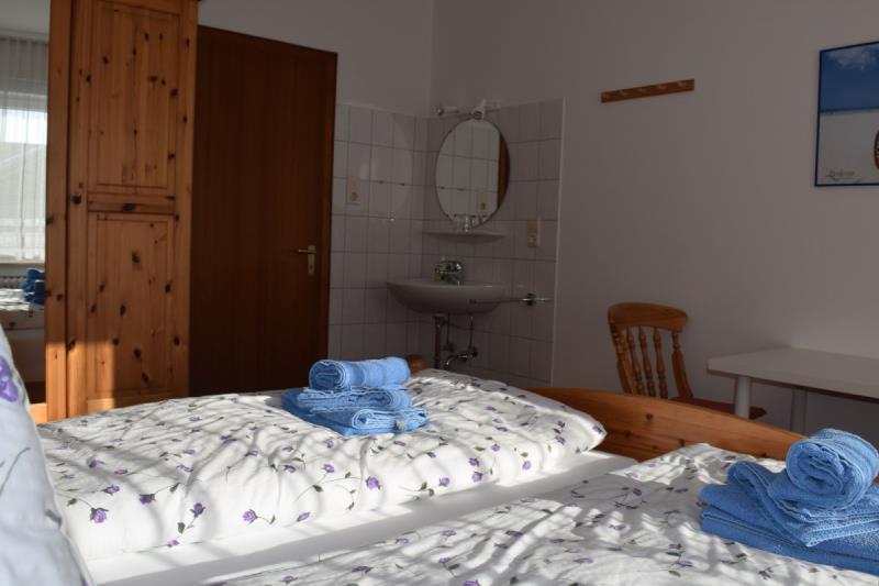 Borkum Ferienhaus Dünenblick I Nr. 73 - schlafzimmer 2 mit waschbereich