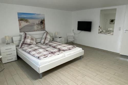 Borkum Ferienhaus Nordseeperle - Schlafzimmer mit TV