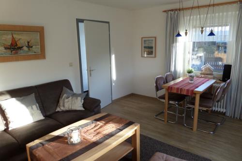 Borkum Ferienhaus Stamm - Wohnzimmer mit Essbereich