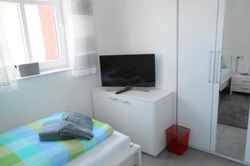 Borkum Ferienwohnung Am kleinen Leuchtturm - schlafzimmer mit fernseher
