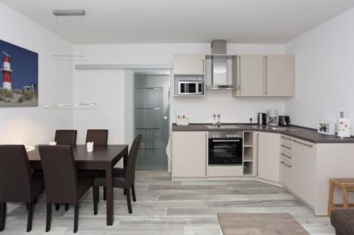 Borkum Ferienwohnung Dünengras - Essbereich mit Einbauküche