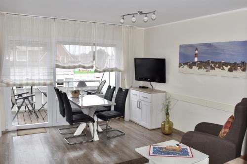 Borkum Haus Norderoog - Ferienwohnung Faupel - Wohnraum - Essplatz und Fernseher