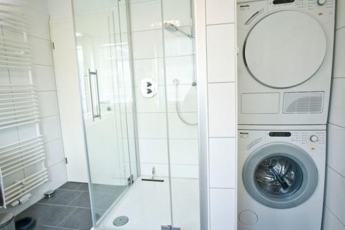 Borkum Ferienwohnung Haus Leuchtfeuer - Bad mit Waschmaschine und Trockner