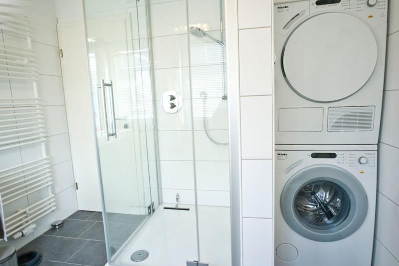 Borkum Ferienwohnung Haus Leuchtfeuer - Bad mit Waschmaschine und Trockner