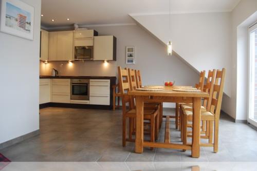 Borkum Ferienwohnung Inselwohnung - Blick in die Küche mit Essbereich