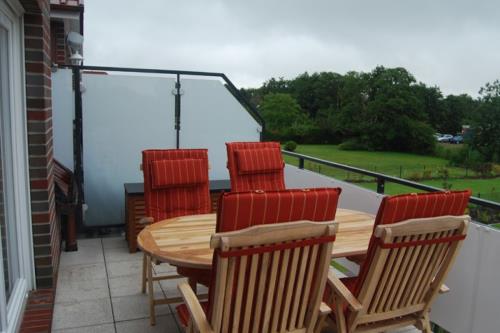 Borkum Ferienwohnung Inselwohnung - Balkon mit Gartenmöbeln