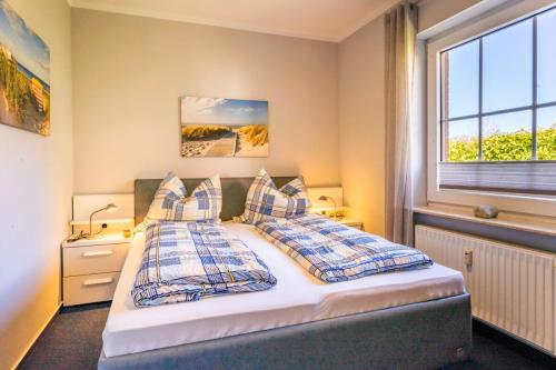 Borkum Ferienwohnung Janssen - neues modernes schlafzimmer mit integrie