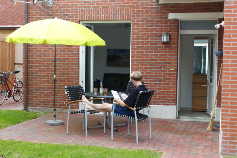 Borkum Ferienwohnung Leuchtbake - Terrasse mit Sonnenschutz