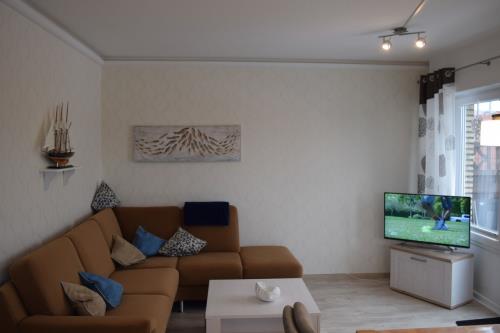 Borkum Ferienwohnung Peters Hus EG Nr. 51 vorne - wohnzimmer mit davorliegender terrasse