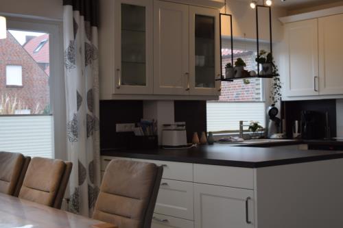 Borkum Ferienwohnung Peters Hus EG Nr. 51 vorne - Küche mit Blick vom Essbereich