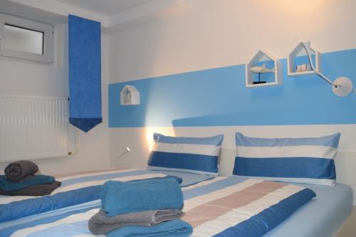 Borkum Ferienwohnung Peters Hus EG Nr. 51 vorne - schlafzimmer im soutarain mit blick von 