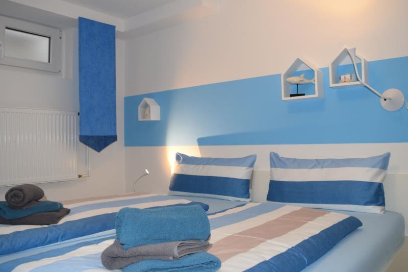 Borkum Ferienwohnung Peters Hus EG Nr. 51 vorne - schlafzimmer im soutarain mit blick von 