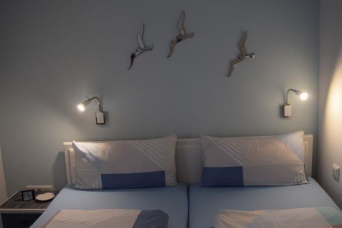 Borkum Ferienwohnung Peters Hus EG Nr. 51 vorne - schlafzimmer 2 mit blick vom fussende