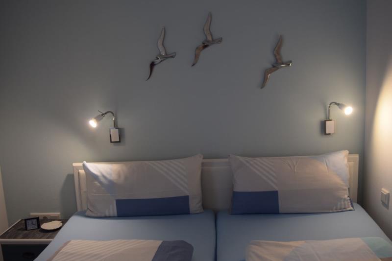 Borkum Ferienwohnung Peters Hus EG Nr. 51 vorne - schlafzimmer 2 mit blick vom fussende