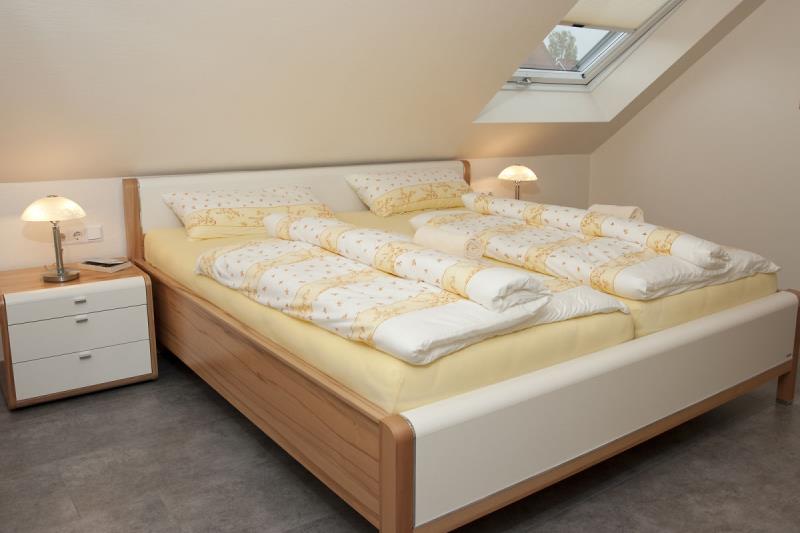 Borkum Ferienwohnung Schöne Aussicht Borkum - schlafzimmer mit bad en suite