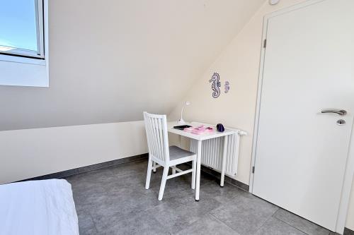 Borkum Ferienwohnung Schöne Aussicht Borkum - Spitzboden Tisch