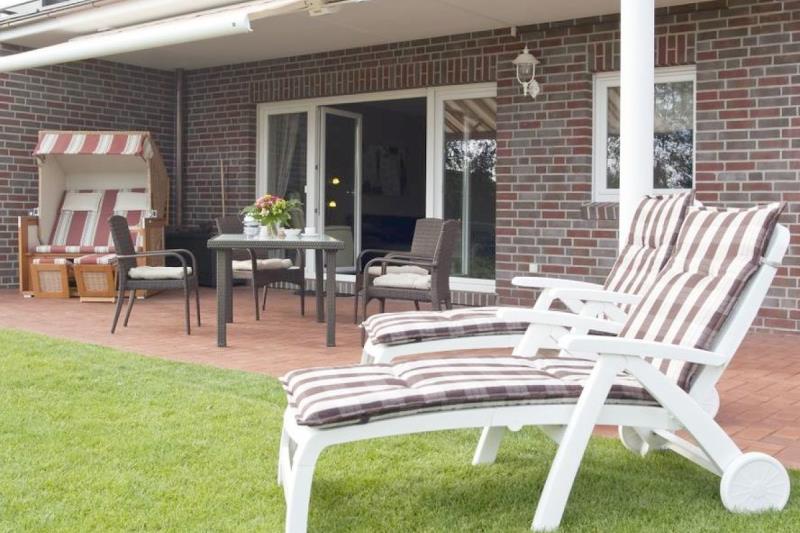 Borkum Ferienwohnung Strandkoje - gemütliche sonnenliegen im garten