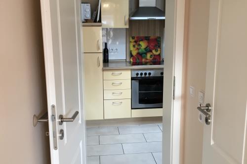 Borkum Ferienwohnung Südperle - Blick vom Schlafzimmer in die Küche