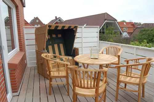 Borkum Ferienwohnung Windfee - grosser balkon mit strandkorb