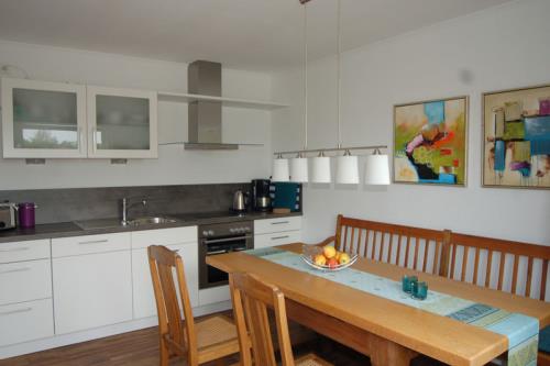 Borkum Ferienwohnung Windfee - küchenzeile mit essplatz