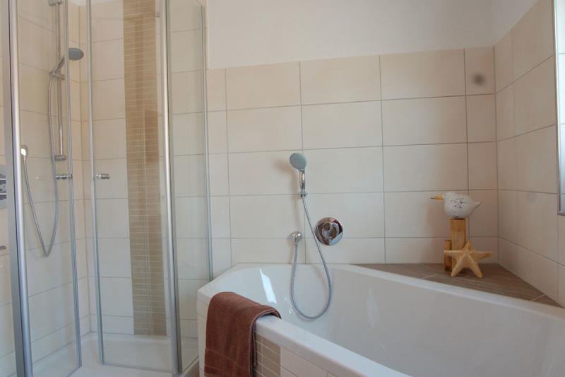 Borkum Ferienwohnung Windfee - badezimmer mit badewanne