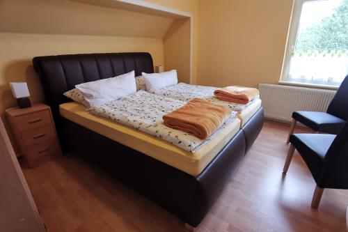 Borkum Ferienwohnung Haus Dina Sillus - Wohnung 2 Leuchtturm - Das gelbe Schlafzimmer