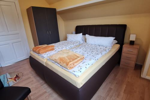 Borkum Ferienwohnung Haus Dina Sillus - Wohnung 2 Leuchtturm - Das gelbe Schlafzimmer