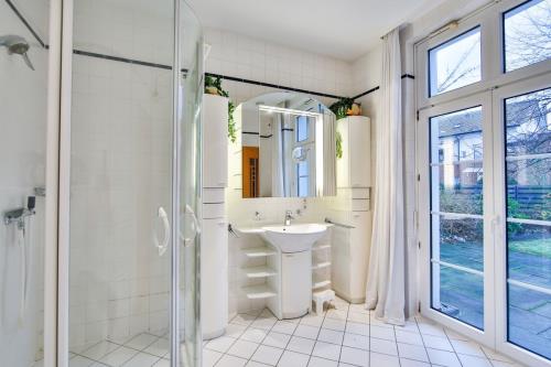 Borkum Ferienwohnung Jantje / Haus Leuchtturmkieker - Bad mit Blick in den Garten