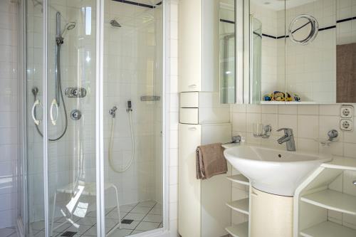 Borkum Ferienwohnung Jantje / Haus Leuchtturmkieker - großzügiges Badezimmer mit Runddusche