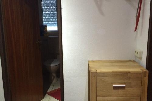 Borkum Haus Norderoog Ferienwohnungen Hindenburgstraße 56 - Nr.1 - Terr. + PKW-Stellplatz - Whg.1 - Flur mit Tür zum Bad