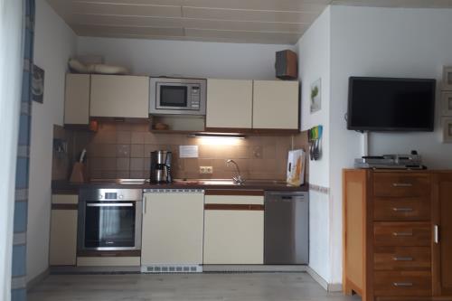 Borkum Haus Norderoog Ferienwohnungen Hindenburgstraße 56 - Nr.1 - Terr. + PKW-Stellplatz - Whg.1 - Blick  auf die ALNO-Küche, usw.