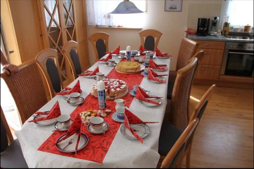 Borkum Haus Norderoog Ferienwohnungen Hindenburgstraße 56 - Nr.11 - Terr. + PKW-Stellplatz - Whg.11 - hier mit ausgezogenen Esstisch