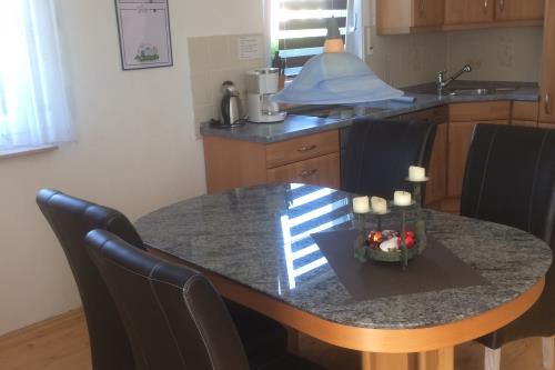 Borkum Haus Norderoog Ferienwohnungen Hindenburgstraße 56 - Nr.11 - Terr. + PKW-Stellplatz - Whg.11 - Küchen- und Wohnbereich