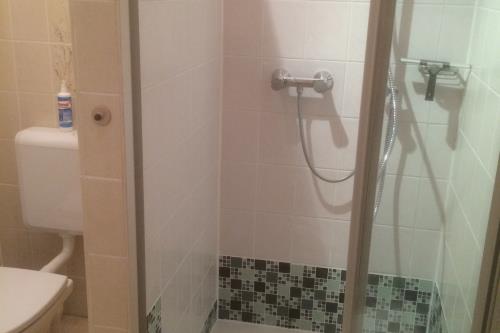 Borkum Haus Norderoog Ferienwohnungen Hindenburgstraße 56 - Nr.11 - Terr. + PKW-Stellplatz - Whg.11 - Bad mit Waschmaschine, Trockner