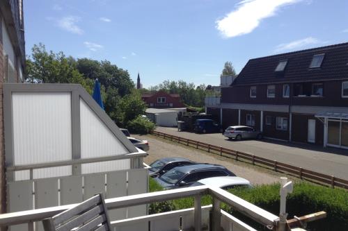 Borkum Haus Norderoog Ferienwohnungen Hindenburgstraße 56 - Nr.8 - Balkon + PKW-Stellplatz - Whg.8 -Balkonblick auf 14 PKW-Parkplätze