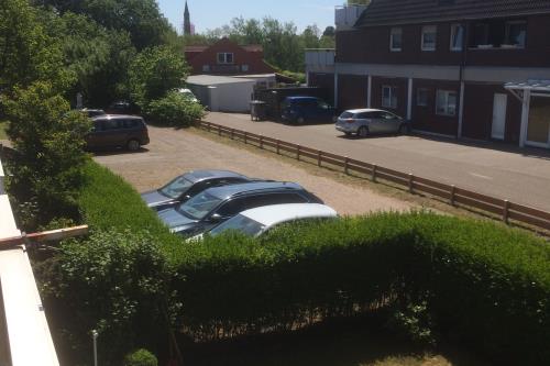 Borkum Haus Norderoog Ferienwohnungen Hindenburgstraße 56 - Nr.8 - Balkon + PKW-Stellplatz - Whg.8 - Balkonblick =&gt; PKW-Parkplätze