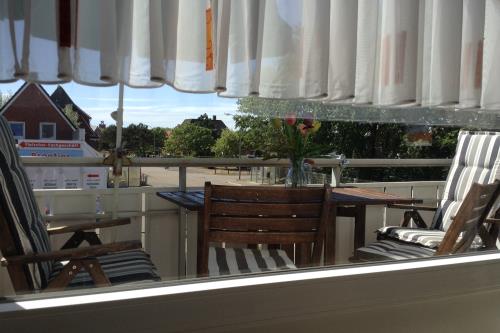 Borkum Haus Norderoog Ferienwohnungen Hindenburgstraße 56 - Nr.8 - Balkon + PKW-Stellplatz - Whg.8 - Balkonblick => Spargeschäft