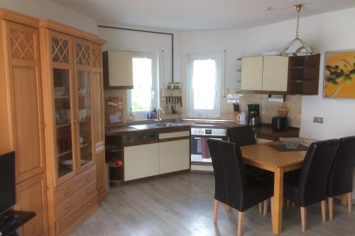 Borkum Haus Norderoog Ferienwohnungen Hindenburgstraße 56 - Nr.8 - Balkon + PKW-Stellplatz - Whg.8 - Blick auf die Küche, usw.