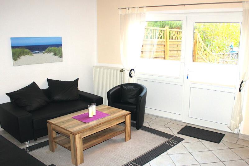 Borkum Haus Strandsonne - Ferienwohnung 4 - Wohnzimmer mit Blick auf Terrassenzugang