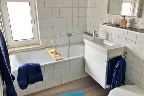 Borkum Ferienwohnung Haus Windröschen - App. 9 - Appartement 9 · Bad