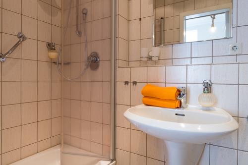 Borkum Ferienwohnung Hotel Windrose Ferienappartements - Krabbenfischer - Dusche WC Neumann