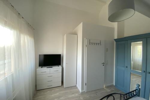 Borkum Ferienwohnung Top Lounge Borkum - Top Lounge II - Schlafzimmer mit TV, borkum-ferien.info