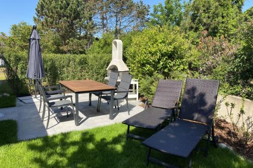 Borkum Ferienwohnung Top Lounge Borkum - Top Lounge II - Terrasse mit Gartenmöbel und Sonnenliege