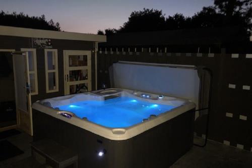 Borkum Ferienwohnung Top Lounge Borkum - Top Lounge II - Pool bei Nacht